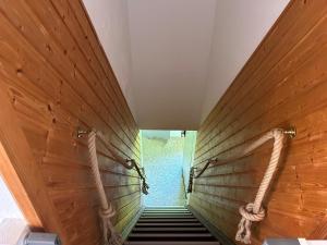eine Treppe mit Seilen an einer Holzwand befestigt in der Unterkunft Ferienwohnung #3 Harzblick mit Sauna in Oberwössen