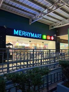 ein Merry Mart-Schild an der Seite eines Einkaufszentrums in der Unterkunft Avida Riala It Park Fast wifi in Cebu City