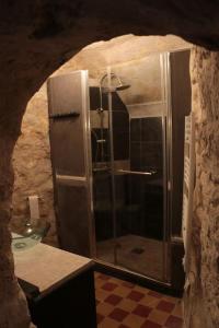 un baño con ducha y lavabo en Studio atypique, en Conflans-Sainte-Honorine 28 fotos más