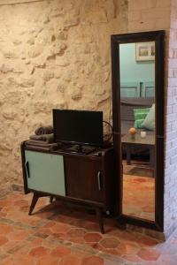 Un espejo y un escritorio con una computadora encima. en Studio atypique, en Conflans-Sainte-Honorine