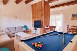 Un televizor și/sau centru de divertisment la Villa Familiale Surequipée 16p Piscine Babyfoot Billard Boulodrome