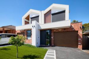 a red brick house with a garage at Preston Lux House 5 bed 5 bath in Melbourne