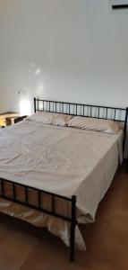 a large bed in a bedroom with a white sheet at Casa céntrica en Girona in Girona