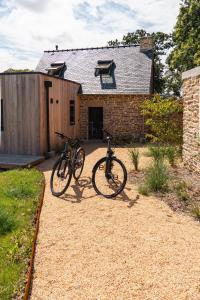 two bikes parked in front of a house at Maison Marcel - Le Four à Pain in Rosporden +15 photos