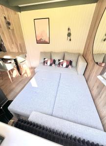 une chambre avec deux lits blancs dans une pièce dans l'établissement Ma Montagne Chic 4, à La Bresse 10 autres photos