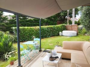 a living room with a couch and an umbrella at Chez Muriel et Elain in Culmont