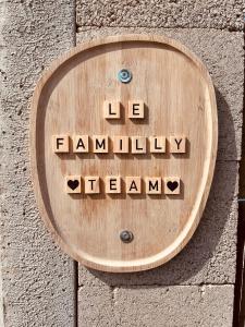 Certifikát, hodnocení, plakát nebo jiný dokument vystavený v ubytování Le familly Team