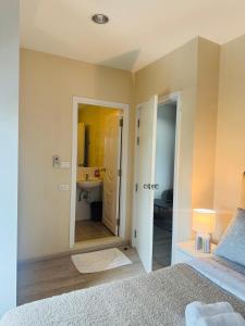 Voodi või voodid majutusasutuse Minimal 2 BR next to IKEA, Central Westgate Bangyai toas
