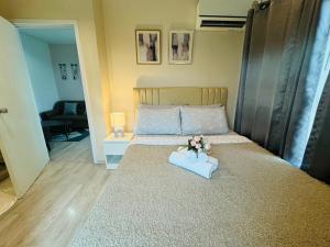 Voodi või voodid majutusasutuse Minimal 2 BR next to IKEA, Central Westgate Bangyai toas