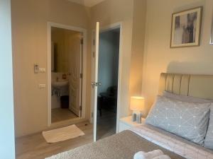 Voodi või voodid majutusasutuse Minimal 2 BR next to IKEA, Central Westgate Bangyai toas