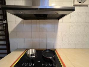 Dapur atau dapur kecil di YOLO4 4BR 10PAX CentralTown Netflix