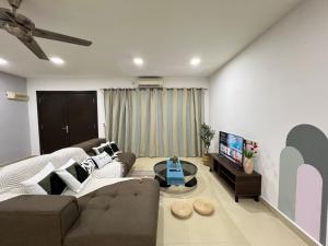 Televisyen dan/atau pusat hiburan di YOLO4 4BR 10PAX CentralTown Netflix