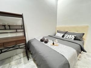 Katil atau katil-katil dalam bilik di YOLO4 4BR 10PAX CentralTown Netflix