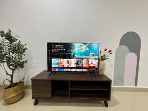 Televisyen dan/atau pusat hiburan di YOLO4 4BR 10PAX CentralTown Netflix