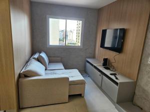 a small room with a bed and a television at apartamento em prédio de luxo in Santo André