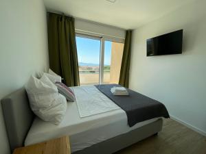 Un dormitorio pequeño con una cama con ventana. en Villa Leonardo, en Tribunj 47 fotos más