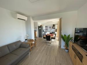 una sala de estar con un sofá y una mesa en Villa Leonardo, en Tribunj