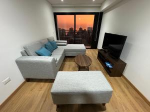 Μια τηλεόραση ή/και κέντρο ψυχαγωγίας στο Private Room in Miraflores with ocean view