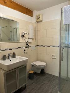 Ένα μπάνιο στο Gemütliches Studio mit Balkon
