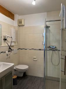 Ένα μπάνιο στο Gemütliches Studio mit Balkon