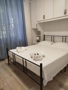 una camera da letto con un letto grande con asciugamani sopra di Appartamento al parco con parcheggio gratuito a Orbetello