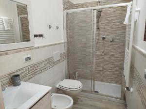 un bagno con doccia, WC e lavandino di Appartamento al parco con parcheggio gratuito a Orbetello Altre 16 foto