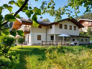 duży biały dom z podwórkiem w obiekcie Appartement Thunhart Manfred & Doris w mieście Altenmarkt im Pongau