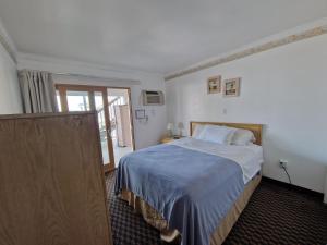 Postel nebo postele na pokoji v ubytování Sandcastle Beachfront Inn