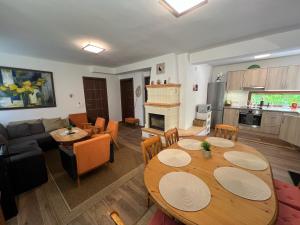 a living room with a table and chairs and a kitchen at Tágas hely a parton in Balatonszárszó