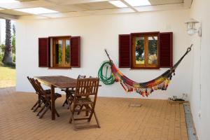 amaca appesa al muro di una casa di Quinta dos Malhadais, Figueira - Farm house a Portimão