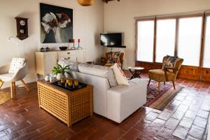 un soggiorno con un divano e un tavolo di Quinta dos Malhadais, Figueira - Farm house a Portimão Altre 17 foto
