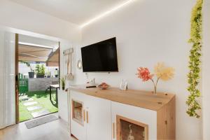 Elle comprend un salon avec une cheminée et une télévision murale. dans l'établissement Esther Dream Bungalow, à Mogán