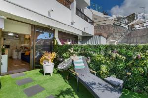 un jardin avec un hamac et une maison dans l'établissement Esther Dream Bungalow, à Mogán