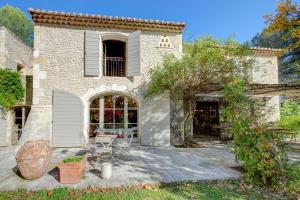 an exterior view of a house with a patio at MAS DES CIGALES Lambesc in Lambesc