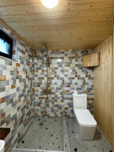 Un baño de Glamping EmeralD