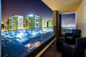 布拉索夫Mirandis Apartments - Modern Stays with Free Parking near Coresi Mall的一间晚上享有城市美景的客房