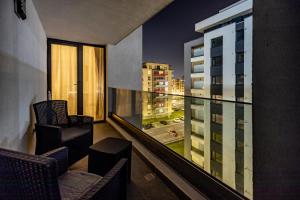 Mirandis Apartments - Modern Stays with Free Parking near Coresi Mall的休息区