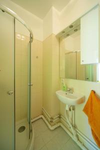 een badkamer met een douche, een toilet en een wastafel bij Viru Backpackers Hostel in Tallinn