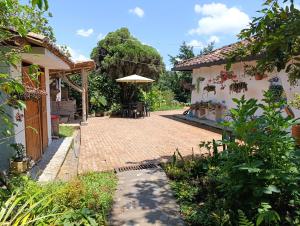 Aed väljaspool majutusasutust Casa Entera Finca Cometa
