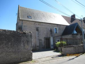 an old stone building with a gate and a fence at Interludes Normands in Ver-sur-Mer