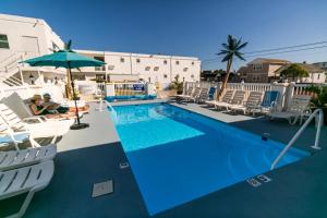 Bazén v ubytování Daytona Inn and Suites nebo v jeho okolí