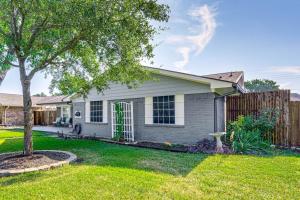 a house with a tree in a yard at Texas Home with Yard 2 Mi to Prairie Creek Park in Richardson