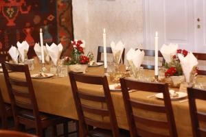 a long table with candles and napkins on it at Loma tai perhejuhlat Bobackan pihatorpassa in Hämeenlinna