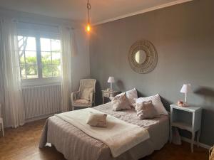 Ένα ή περισσότερα κρεβάτια σε δωμάτιο στο Maison en pleine campagne avec piscine +32 φωτογραφίες
