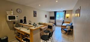 Grand studio 3 personnes idéalement placé的厨房或小厨房