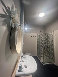 クレモナにあるAppartamento Il glicine Cremona Centroの洗面台とシャワー付きのバスルーム +16枚の写真