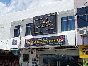 een gebouw met een bord voor een schoonheidsingang bij Alameen Boutique Hotel in Kangar