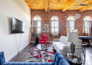TV a/nebo společenská místnost v ubytování Detroit Belle Isle Loft