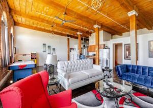 Posezení v ubytování Detroit Belle Isle Loft
