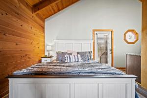 Ένα ή περισσότερα κρεβάτια σε δωμάτιο στο Bark At The Moon